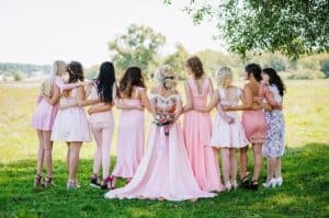 De oplossing voor de kleding van je bruiloftsgasten: spinning closet - bruid met bruidsmeisjes in verschillende roze kleding