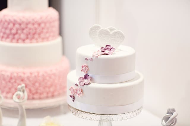 wedding-cake-1704427_640